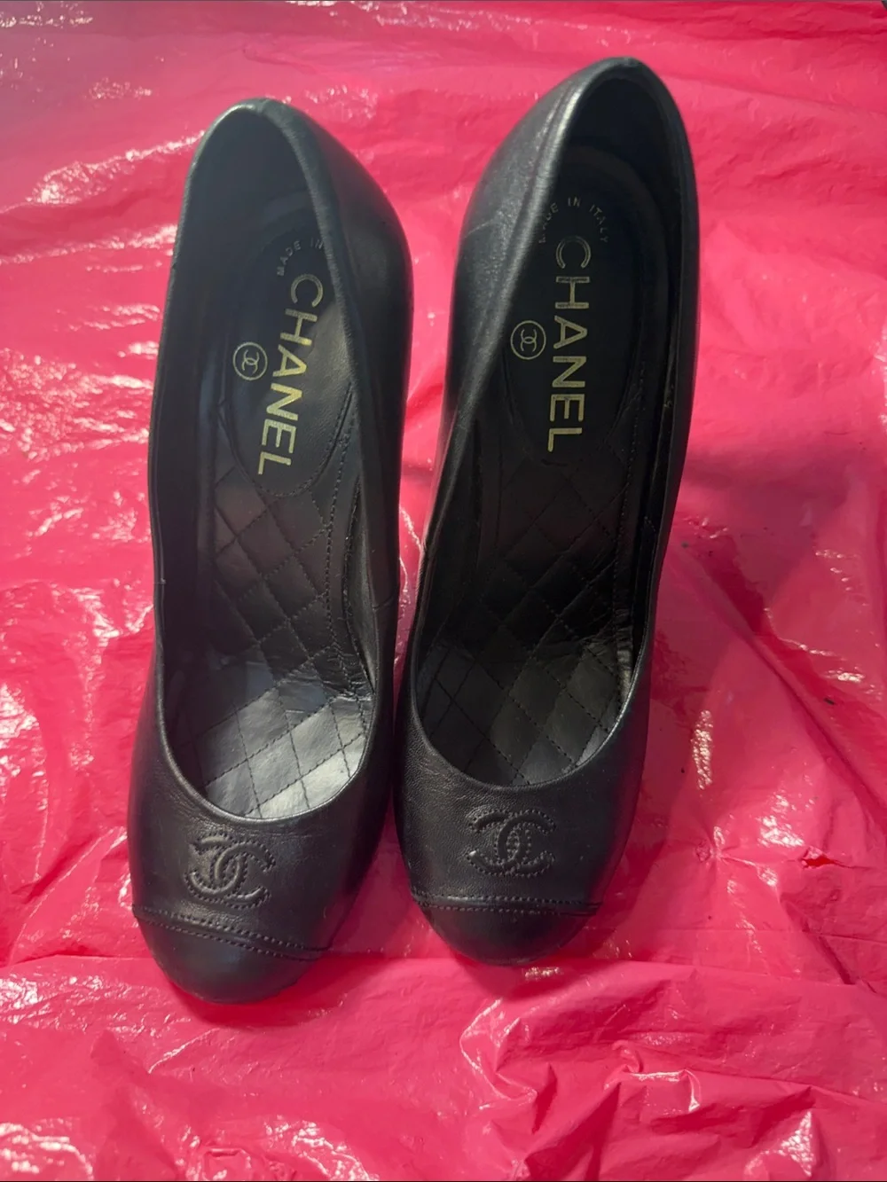 CHANEL Black Quilted Leather Round-Toe Pumps with CC Logo